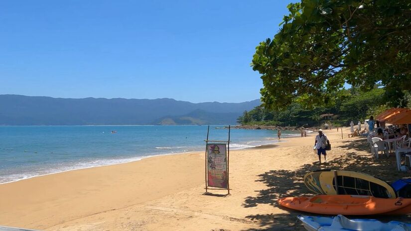 O destaque fica para a conveniência: você aproveita o mar sem abrir mão de restaurantes e quiosques / Reprodução Youtube/Trip Juntos Por Aí