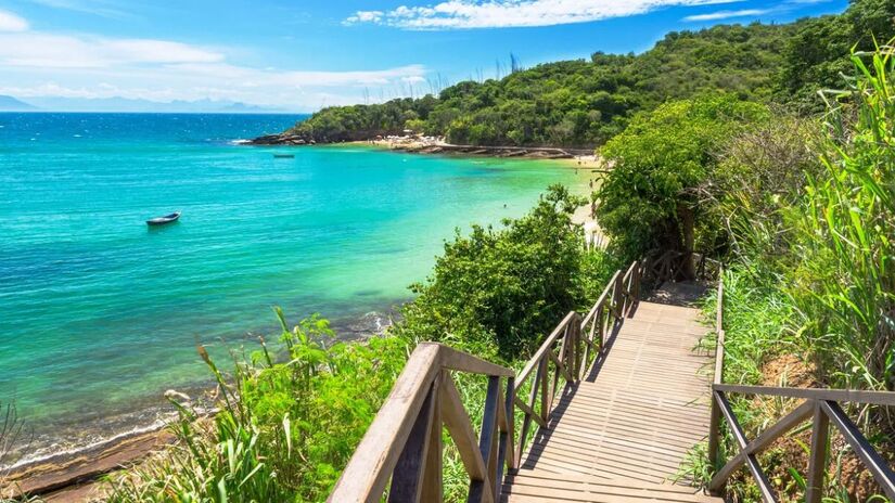 Localizada a cerca de 170 km do Rio de Janeiro, Búzios conta com rede hoteleira variada, transporte turístico e serviços voltados ao visitante/Istock
