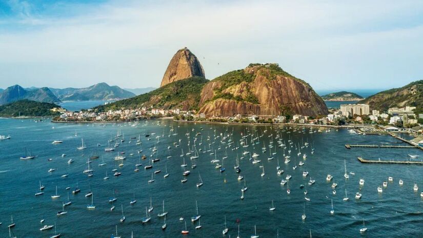 O Réveillon na orla carioca é famoso mundialmente, com fogos de artifício que encantam visitantes/Istock