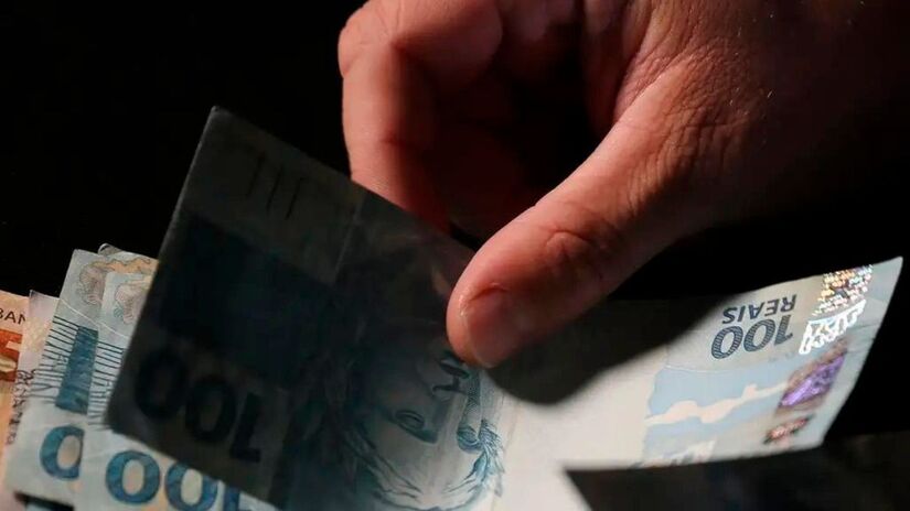 O objetivo é renovar o dinheiro físico e retirar cédulas muito desgastadas / José Cruz/Agência Brasil