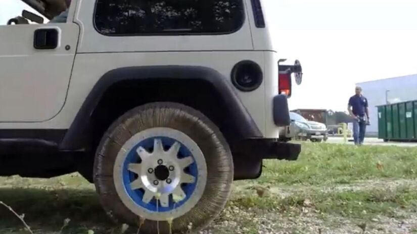 O sistema usa liga de níquel-titânio com "memória de forma", que se deforma e retorna ao estado original