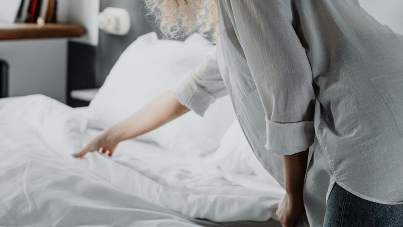 Transpiração intensa durante a noite: a umidade favorece odores e a proliferação de germes /Pexels