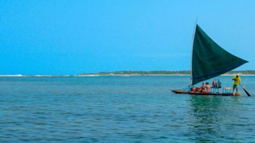 Aplicar apenas protetor solar biodegradável, que não polui as águas e ajuda a conservar o meio ambiente/Divulgação CVC