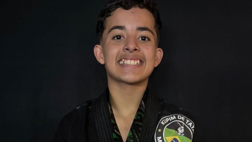 A modalidade prioriza quedas, imobilizações e finalizações, ensinando o atleta a controlar o oponente no solo/Divulgação