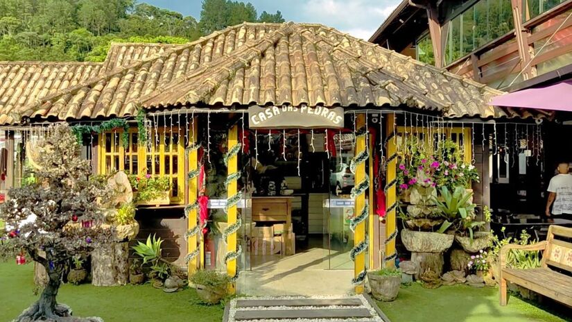 O distrito mantém clima natalino durante todo o ano, inspirado na tradição da Lapônia