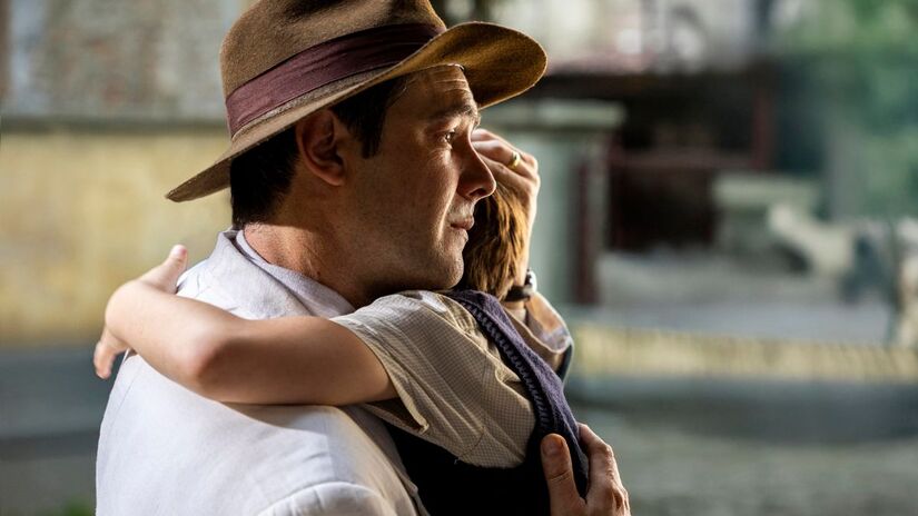 Pai e filho se reencontram no quintal de Zulma em uma das cenas mais aguardadas da novela/Globo/Gabriel Vaguel