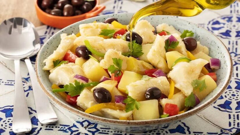 2. Salada de bacalhau com batata:
Feita com ingredientes simples e saborosos, a Salada de Bacalhau à Portuguesa é uma receita típica de Natal. Refrescante e prática, combina lascas de bacalhau, batatas e vegetais coloridos, trazendo tradição à mesa sem exigir muito tempo de preparo/Divulgação
