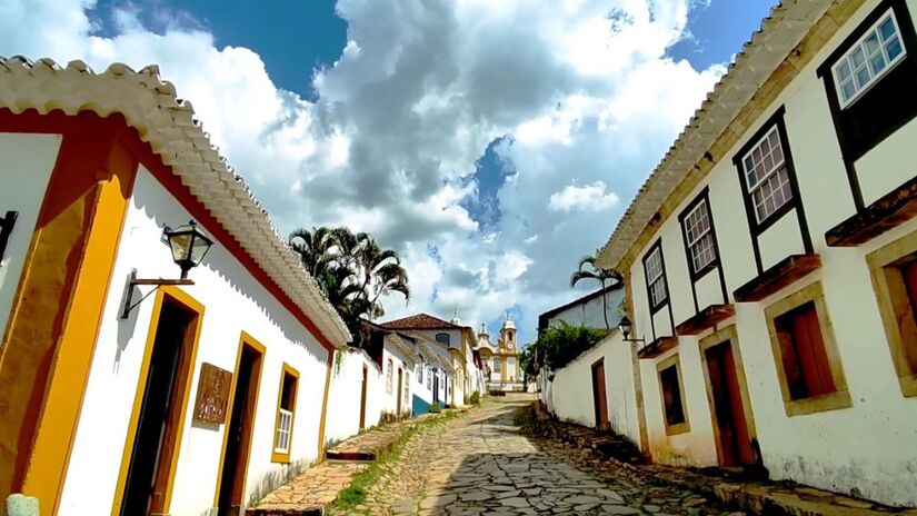 Suas ruas de pedra, casarões e igrejas barrocas refletem a prosperidade da antiga São José del Rei