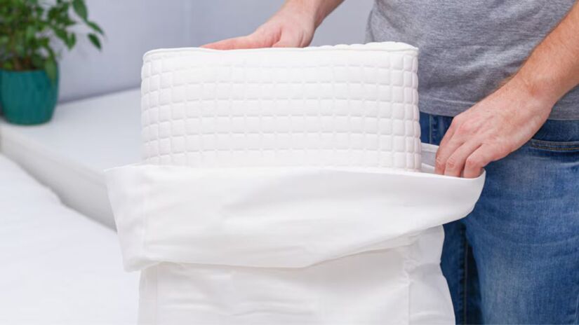 Manchas amareladas no travesseiro indicam o acúmulo de suor, oleosidade e resíduos ao longo do tempo e podem afetar a qualidade do sono/Getty imagens