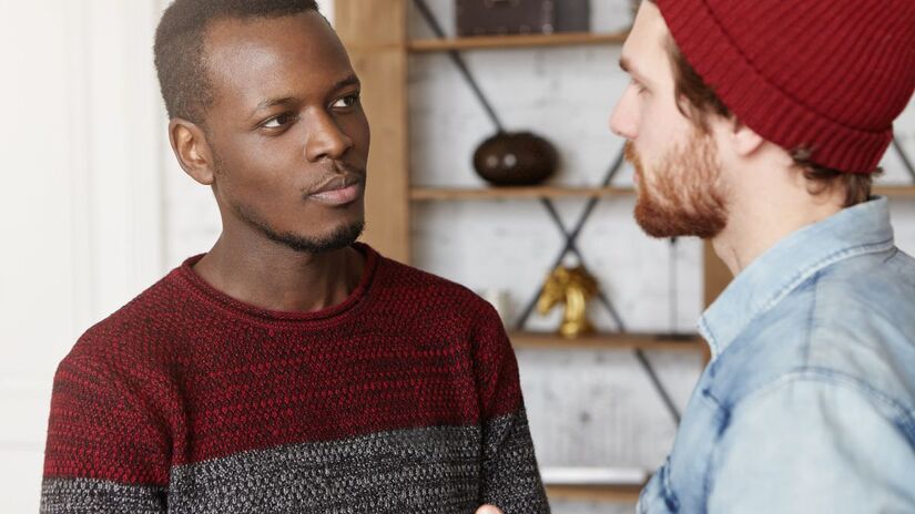 Algumas frases comuns podem indicar baixa sensibilidade emocional / Freepik/wayhomestudio