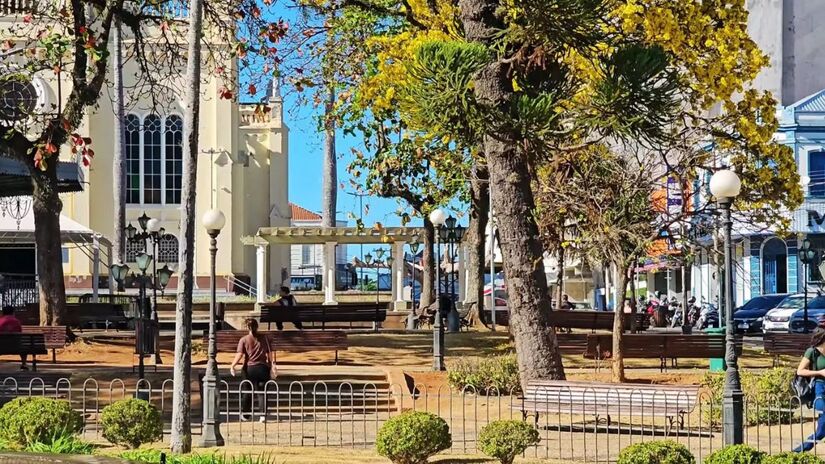 É conhecida como "Toscana Brasileira" por seu clima, paisagens e vinícolas renomadas