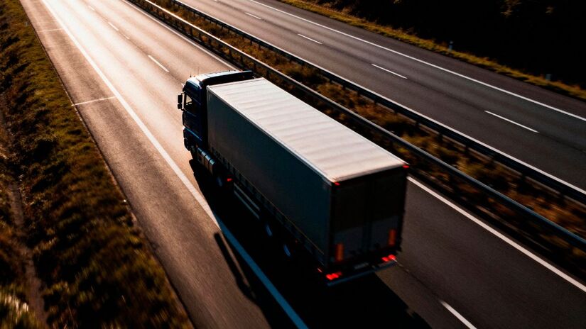 Categoria E - condutor de combinação de veículos em que a unidade tratora se enquadre nas categorias B, C ou D e cuja unidade acoplada, reboque, semirreboque, trailer ou articulada tenha 6.000 kg ou mais de peso bruto total, ou cuja lotação exceda oito lugares/ Gerado por IA/Freepik