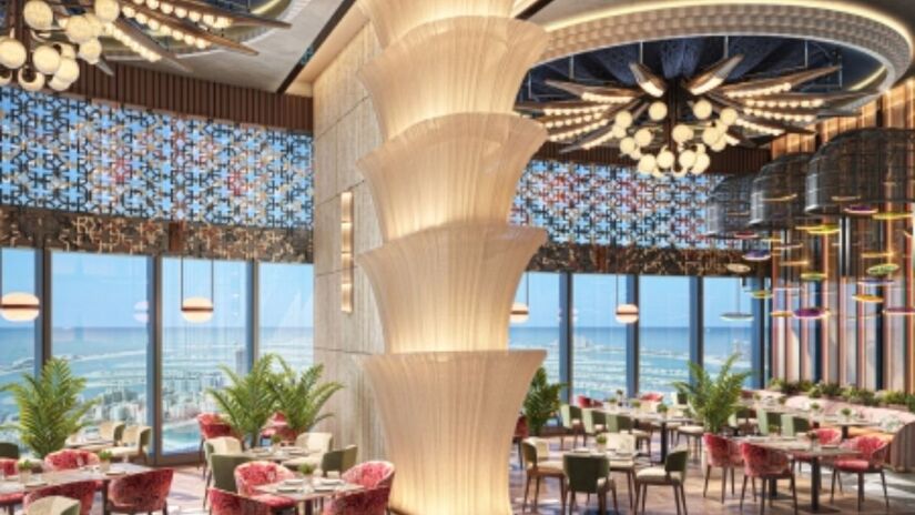 Um dos oito restaurantes do hotel aposta em decoração exuberante e paredes envidraçadas que revelam a Dubai Marina em toda sua extensão/ Reprodução Ciel Dubai Marina