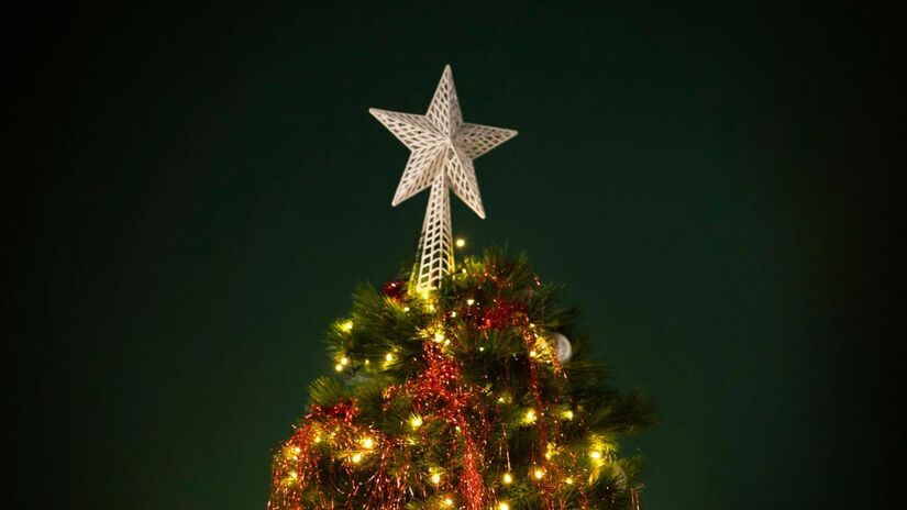 Objetos muito pontiagudos, inclusive estrelas no topo da árvore, devem ser substituídos por versões de cantos arredondados para evitar energia negativa/ Freepik