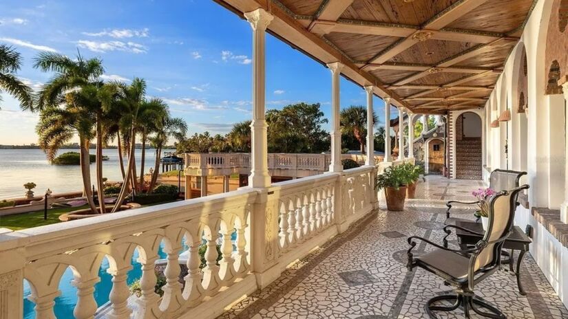 Os terraços cobertos oferecem o local ideal para o café da manhã/ Realtor.com