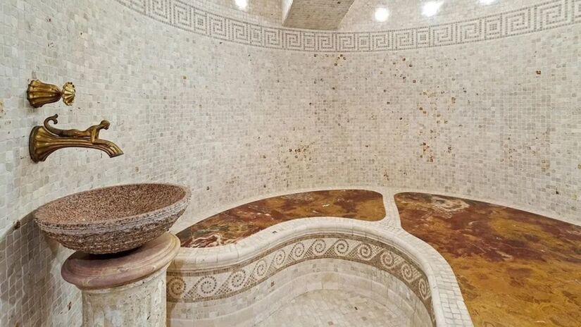 Um banho turco revestido em azulejos integra os 990 m² da propriedade/ Realtor.com