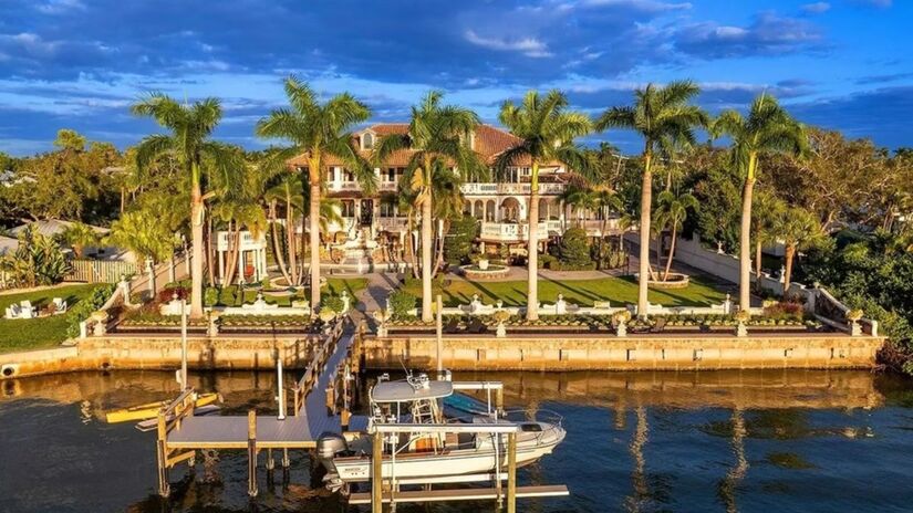 Pôr do sol espetacular pode ser apreciado da mansão, da piscina ou do cais/ Realtor.com