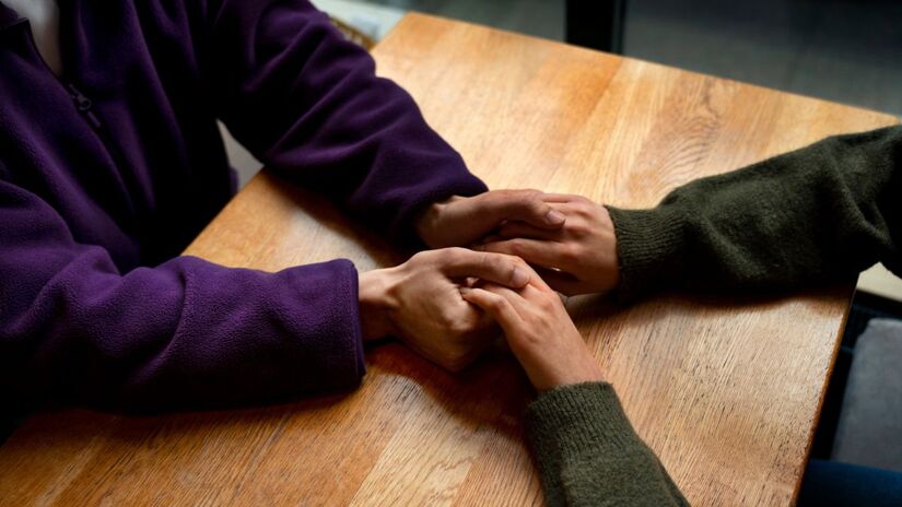 Demonstrar apoio emocional e validar sentimentos do outro é uma das marcas da inteligência emocional/ Freepik