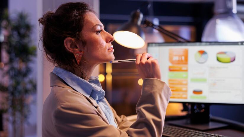 Pensamento analítico e curiosidade aparecem em pessoas que buscam entender problemas com mais profundidade/ DC Studio/Freepik