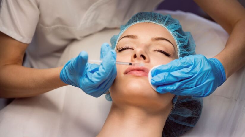 O futuro da estética privilegia técnicas de estímulo de colágeno em vez de preenchimentos, garantindo resultados sutis e mais naturais/ wavebreakmedia_micro/Freepik