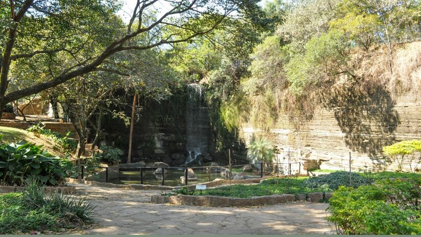 O Parque Geológico do Varvito é um área de preservação que abriga rochas sedimentares raras, formadas durante períodos de glaciação da Era Paleozoica, oferecendo aos visitantes uma experiência de geologia ao ar livre com trilhas e painéis explicativos/ Prefeitura de Itu