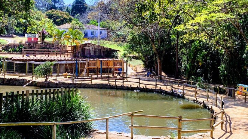 A Fazenda do Chocolate combina história, gastronomia e lazer, com visitas à fábrica de chocolates artesanais, restaurante, loja e amplas áreas verdes para piqueniques em ambiente familiar/ Fazenda do Chocolate