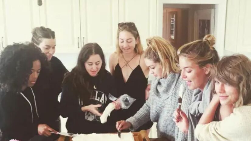 A cozinha da mansão já serviu de cenário para encontros informais durante eventos exclusivos com convidados selecionados/ Reprodução Instagram/@taylorswift