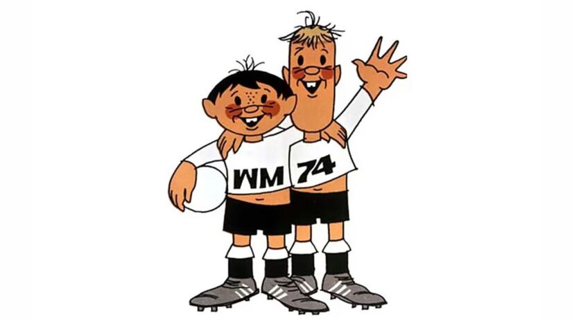 Para o Mundial de 1974, os organizadores apostaram em uma dupla de mascotes. Tip e Tap eram dois jovens vestindo a tradicional camisa branca da Alemanha Ocidental: um trazia a inscrição 'WM', abreviação de Weltmeisterschaft ('Copa do Mundo', em alemão), enquanto o outro exibia o número '74'. Juntos, os personagens simbolizavam união e amizade, uma mensagem que voltaria a ser explorada pela FIFA mais de três décadas depois/ Reprodução Olympics.com