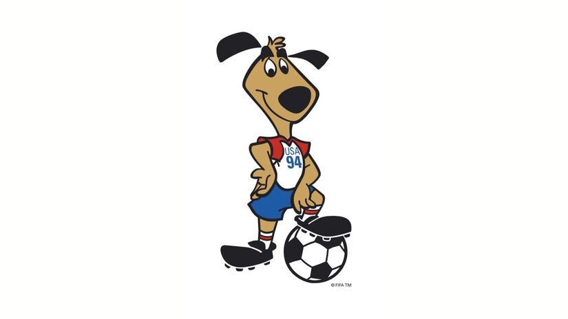 O Mundial de 1994 marcou mais uma inovação ao permitir que o público dos Estados Unidos participasse da escolha da mascote oficial. O personagem eleito foi Striker, um cão vestindo uniforme nas cores da bandeira norte-americana, com o logotipo da competição estampado no peito. O nome faz referência ao termo 'striker', usado para designar um atacante no futebol, e também é bastante comum para cachorros no país, reforçando a conexão cultural com o público local/ Reprodução Olympics.com