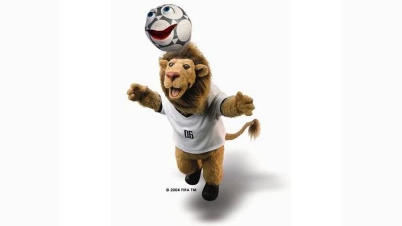 Depois do visual futurista adotado em 2002, a Copa do Mundo de 2006 marcou um retorno à tradição com mascotes de apelo clássico. Goleo VI, um leão sem camisa vestindo apenas um cachecol com as cores da Alemanha, dividia a cena com Pille, uma bola de futebol falante/ Reprodução Olympics.com