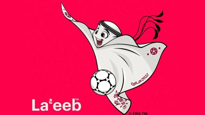 La'eeb foi a mascote escolhida para representar a Copa do Mundo de 2022. Em árabe, o nome significa 'jogador supertalentoso', uma referência direta a um verdadeiro craque. O personagem vem de um universo paralelo e fantástico, o mundo dos mascotes, descrito como um espaço aberto à imaginação de cada torcedor. Alegre, aventureiro e curioso, La'eeb convida todos a acreditarem em si mesmos por meio do lema 'Now is All' ('Agora é tudo', em tradução literal). A proposta simbólica sugere que ele já esteve presente em todas as Copas do Mundo da FIFA, participando de momentos e gols inesquecíveis da história do futebol/ Reprodução Olympics.com