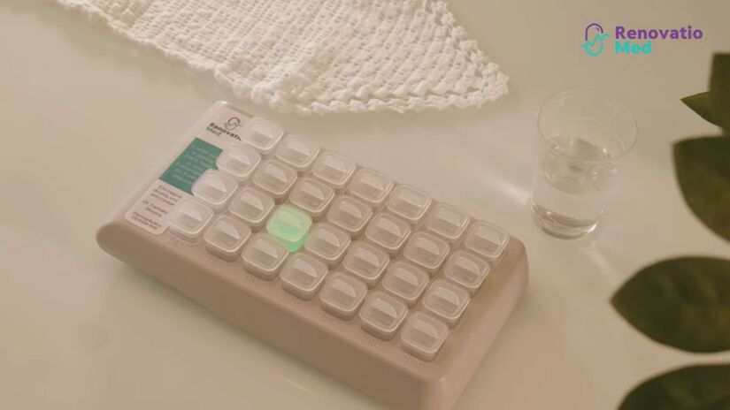 Organizador inteligente de medicamentos sinaliza o horário correto da ingestão e registra cada acesso automaticamente/ Reprodução Youtube/RenovatioMed