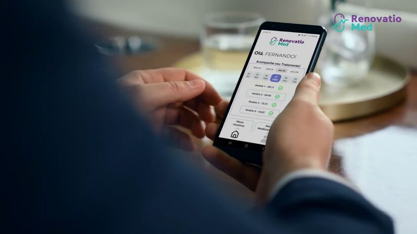 Aplicativo permite que familiares acompanhem, em tempo real, a adesão ao tratamento e os horários das doses/ Reprodução Youtube/RenovatioMed