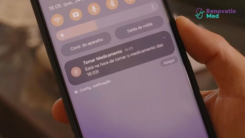 Notificações no celular alertam quando chega o momento de tomar o medicamento ou em caso de esquecimento/ Reprodução Youtube/RenovatioMed