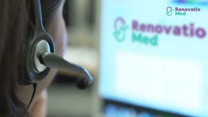 Equipe da RenovatioMed oferece suporte contínuo, orientando pacientes e familiares no uso do dispositivo e na interpretação dos dados do tratamento/ Reprodução Youtube/RenovatioMed