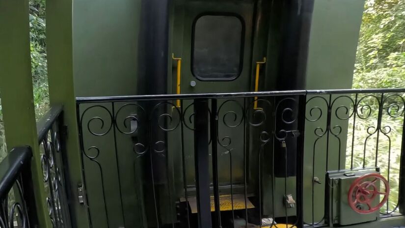 O percurso conta com 41 pontes e 13 túneis, atingindo quase mil metros de altitude em seu ponto máximo