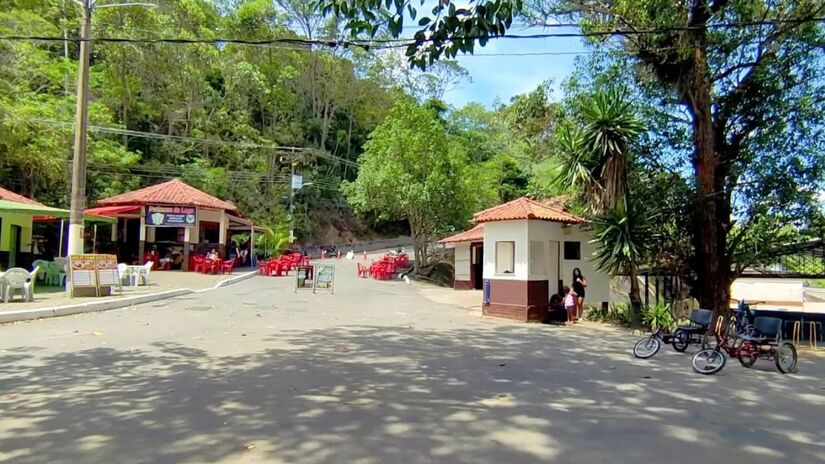 Oferece atrativos naturais famosos como a Cachoeira das Sete Quedas e a Cachoeira do Monte Líbano