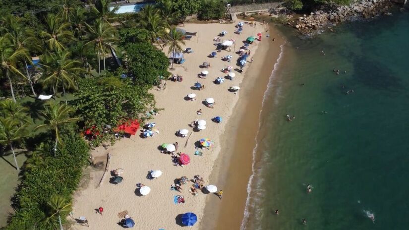 A Praia da Feiticeira foca no público que busca tranquilidade, beleza estética e um pôr do sol cinematográfico / Reprodução Youtube/Mudar o Rumo