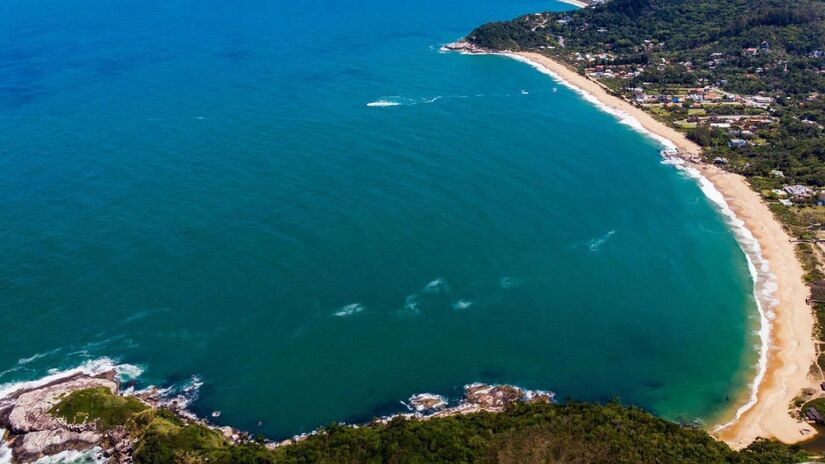 
Sustentabilidade e alto padrão: 50% do terreno preservado, paisagismo assinado e arquitetura contemporânea. /divulgação