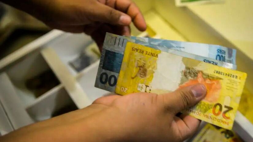 A convivência entre dois padrões de notas encarece e dificulta operações automatizadas / Marcello Casal Jr/Agência Brasil