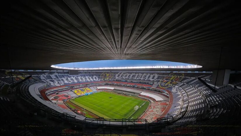 
O Azteca já ultrapassou 100 mil lugares no passado. Hoje, após reformas, segue com capacidade acima de 80 mil, permanecendo entre os maiores e mais emblemáticos estádios do mundo /Getty imagens 