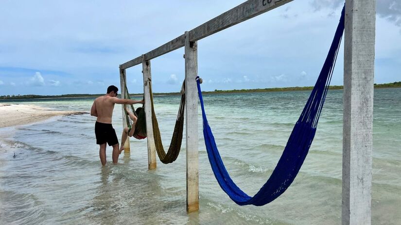 Redes dentro d'água se tornaram marca registrada das lagoas, oferecendo descanso em meio à paisagem natural/Reprodução/Jéssica Weber