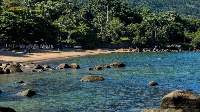 Restaurantes, quiosques e mar calmo: o destino perfeito para passar o dia à beira-mar/Paulo Stefani/Sectur Ilhabela