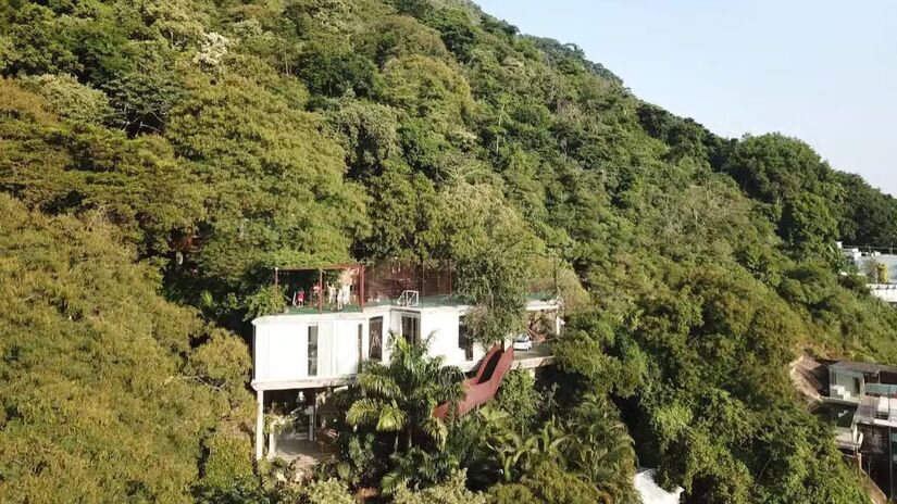 Avaliada em R$ 4 milhões, a residência virou símbolo arquitetônico no Itanhangá, no Rio /Divulgação.