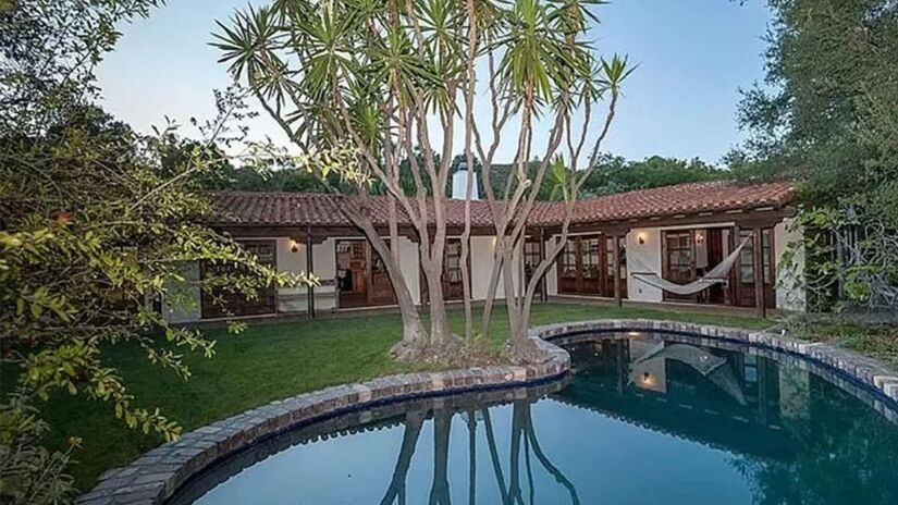 Depois de se despedir de uma mansão imponente, Robert Pattinson buscou refúgio em um espaço menor / Zillow / loveproperty.com / Reprodução