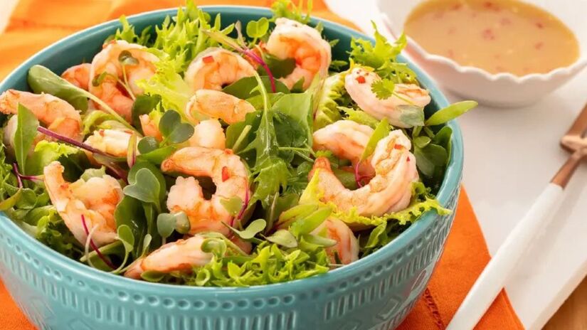 3. Salada natalina de camarão com molho thai:
Preparada com os Camarões Descascados 30/50  já pré-cozidos e prontos para uso  essa salada é leve, fácil de fazer e ganha personalidade com o molho thai, que oferece um toque cítrico e levemente adocicado, ideal para uma ceia mais aromática/Divulgação