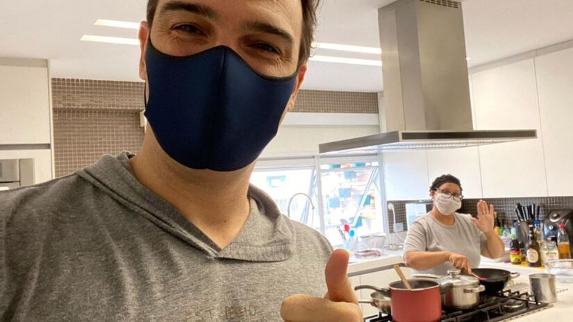 Cozinha

Cozinha funcional e cantos de descontração A cozinha segue uma linha clean, com móveis brancos que ampliam a luz natural e uma ilha central com cooktop, tornando o preparo das refeições uma atividade social/Redes Sociais 