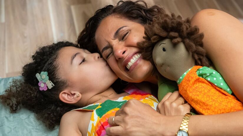 Ellen observa o quarto de Sofia e revive memórias do passado durante a reconexão com a filha  Globo/ Estevam Avellar
