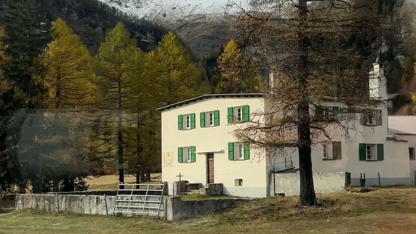 A linha liga St. Moritz (Suíça) a Tirano (Itália), atravessando os Alpes sem o uso de cremalheiras