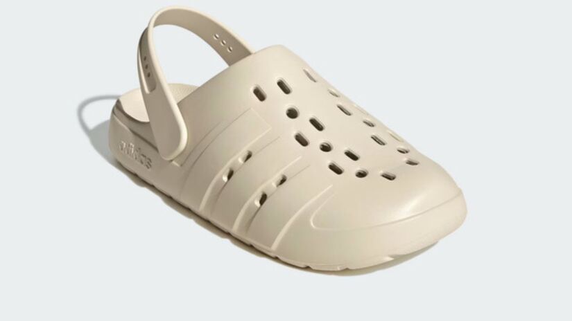 A principal inovação está na tira traseira removível, que permite usar o modelo como clog ou como chinelo slide/Divulgação